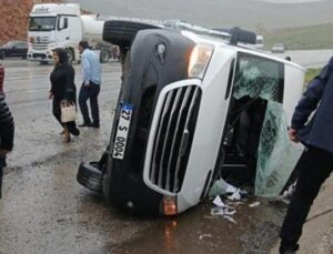 Malatya’da Yolcu Minib&uuml;s&uuml; Devrildi: 12 Kişi Yaralandı, Mevlit İ&ccedil;in Yola &Ccedil;ıkmışlardı