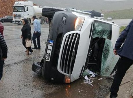 Malatya’da Yolcu Minib&uuml;s&uuml; Devrildi: 12 Kişi Yaralandı, Mevlit İ&ccedil;in Yola &Ccedil;ıkmışlardı