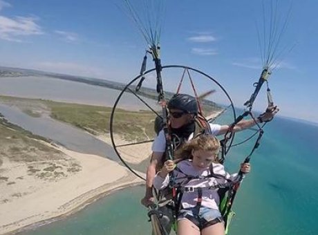 Saros K&ouml;rfezi’nde Havadan Eşsiz Manzaralar: Tatilciler Paramotorla U&ccedil;uyor!