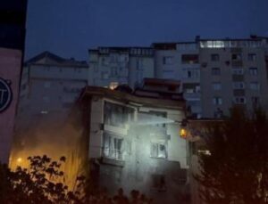 Şişli’de Korkun&ccedil; Yangın: Motosiklet Alev Alev Yandı, Bina Tehlikede!