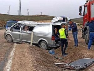 Sivas&rsquo;ta Minib&uuml;s Devrildi: 1 &Ouml;l&uuml;, 8 Yaralı – Kazanın Ardındaki Korkun&ccedil; Detaylar