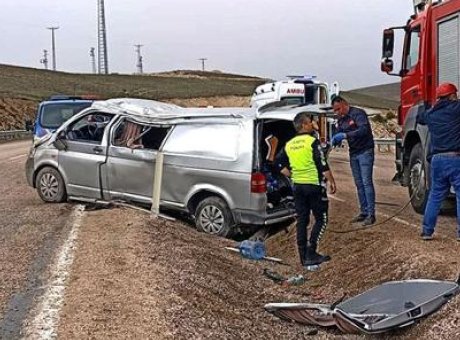 Sivas&rsquo;ta Minib&uuml;s Devrildi: 1 &Ouml;l&uuml;, 8 Yaralı – Kazanın Ardındaki Korkun&ccedil; Detaylar