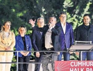 Siyasi Arenada Gelişmeler: CHP İ&ccedil;in &Uuml;&ccedil; Olası Yol ve Yargının Etkisi