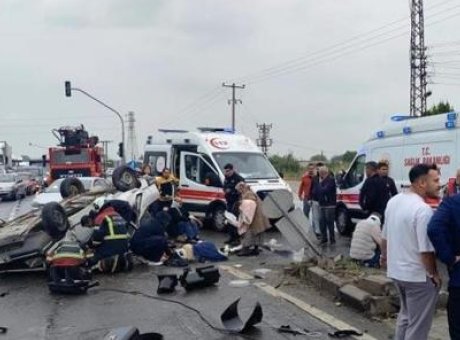 Şok Kaza! Efeler’de Takla Atan Ara&ccedil;ta 5 Yaralı, 2’si &Ccedil;ocuk