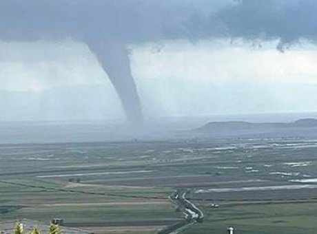 T&uuml;rkiye’de &Uuml;&ccedil; İl’de G&ouml;r&uuml;len Dev Hortumlar: Korku Dolu Anlar