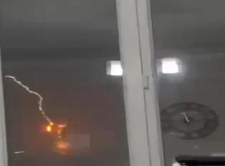 Yıldırım D&uuml;şmesi Anı Kaydedildi: Diyarbakır’da Şok Edici G&ouml;r&uuml;nt&uuml;ler