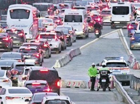 Yoğun Trafik ve Ek Seferlerle Başlayan Dokuz G&uuml;nl&uuml;k Bayram Tatili