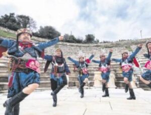 Zeybek Dansı &Uuml;zerindeki Rekor Yarışı: Yunanistan’dan T&uuml;rkiye’ye Mesaj mı Var?