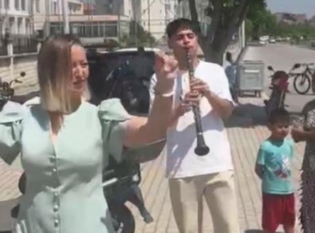 14 Yıllık Evliliğin Sonuna Davul-Zurna ile Kutlama: Balıkesir’de Eşsiz Bir Boşanma T&ouml;reni