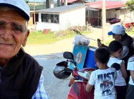 56 Yıldır Aynı Motosikletle K&ouml;ylerde Neşe Sa&ccedil;an Adam: Hasan Yılmaz’ın Hikayesi