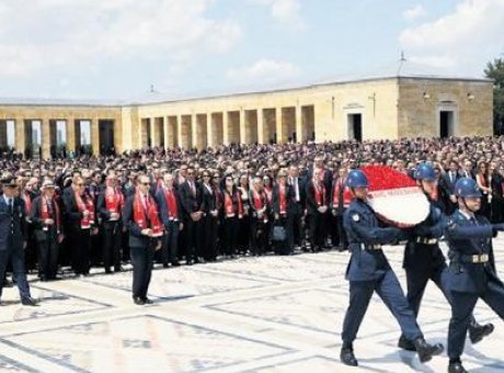 6 Bin Kişilik Dev Anıtkabir Ziyareti: Siyasi İsimler ve Ko&ccedil; Ailesi Bir Araya Geldi