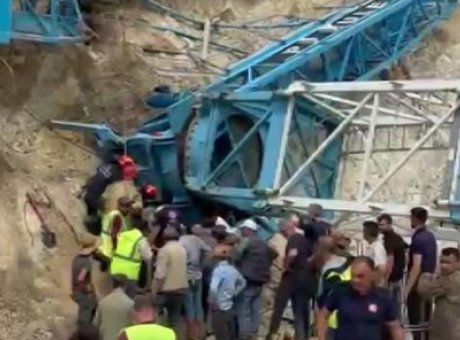 Arnavutk&ouml;y’de İnşaat Faciası: Devrilen Vin&ccedil; Altında Kalan İki İş&ccedil;i Ağır Yaralandı
