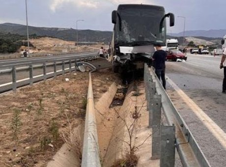 Aydın’da Otob&uuml;s ve Ara&ccedil; &Ccedil;arpıştı: 9 Yaralı, Hayati Tehlike Yok