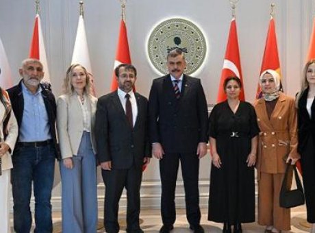 Bakan &Ccedil;ift&ccedil;i’den Şok A&ccedil;ıklama: Sokak Hayvanlarına Kalıcı &Ccedil;&ouml;z&uuml;m Arayışında!