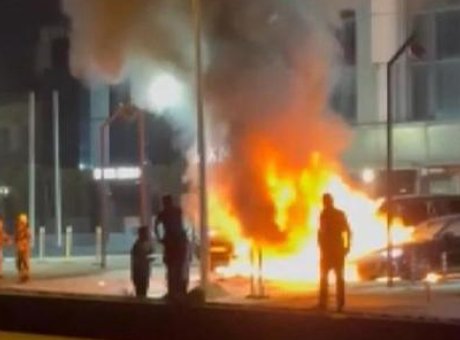 Bakırk&ouml;y&rsquo;de Park Halindeki 4 L&uuml;ks Ara&ccedil;ta Şok Yangın: Kundaklama İhtimali G&uuml;ndemde!