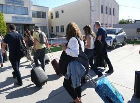 &Ccedil;anakkale’den Limni’ye Feribot Seferleri Başladı: İlk Yolcular Coşkulu Karşılandı