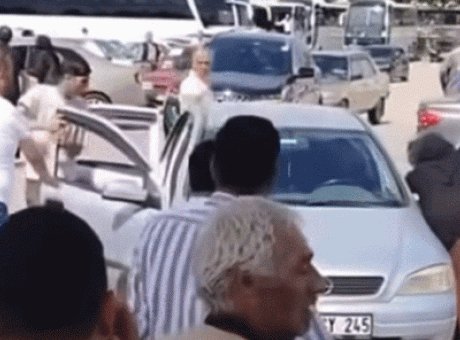 Cenaze T&ouml;reninde Kanlı &Ccedil;atışma: Husumetli Aileler Arasında Silahlar Patladı