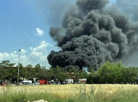 Denizli’de Kau&ccedil;uk Fabrikasında Patlayan Alevler: Korkutan Yangın Kilometrelerce Uzaklıktan G&ouml;r&uuml;ld&uuml;!