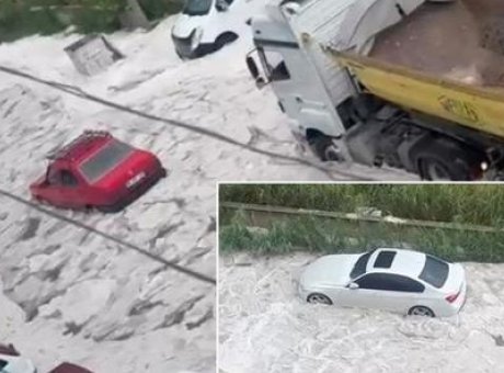 D&ouml;rt İl&ccedil;eyi Beyaza B&uuml;r&uuml;yen Dolu: Sokaklar Kapandı, Ara&ccedil;lar S&uuml;r&uuml;klendi!
