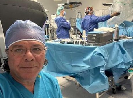 D&uuml;nya Tıbbında Bir İlk: T&uuml;rk Profes&ouml;r, Canlı Ameliyatla Tarihe Ge&ccedil;iyor!
