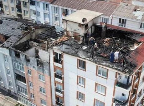Esenyurt’ta &Ccedil;atı Yangını Korkuttu: 4 Bina Alevlere Teslim Oldu!