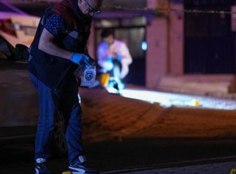 Esenyurt’ta Korkun&ccedil; İkili &Ccedil;atışma: Motosikletli ve Otomobil Savaşına Tanıklık Edin!
