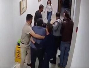 Hastane Koridorunda Y&uuml;rekler Ağızda: M&uuml;d&uuml;r ve Personel Arasında Yumruklu Kavga!