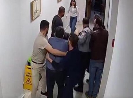 Hastane Koridorunda Y&uuml;rekler Ağızda: M&uuml;d&uuml;r ve Personel Arasında Yumruklu Kavga!