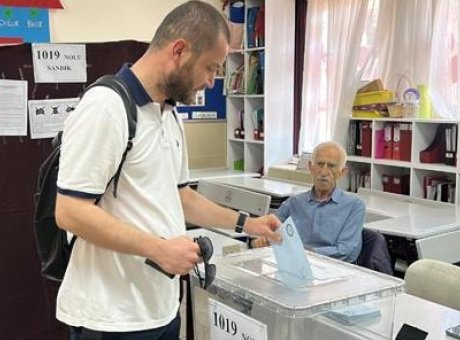 İstanbul’da 7 İl&ccedil;ede Muhtarlık Se&ccedil;imi: Se&ccedil;menler Oy Kullanmak İ&ccedil;in Sandık Başında!
