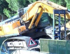 İstanbul’da Kaza Anı: Korkuluklardan Asılı Kep&ccedil;e Trafiği Aksattı!