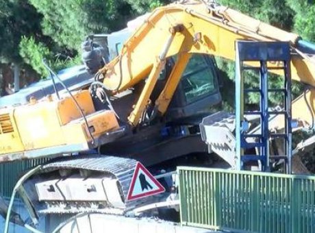 İstanbul’da Kaza Anı: Korkuluklardan Asılı Kep&ccedil;e Trafiği Aksattı!