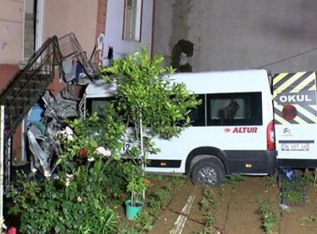İstanbul’da Kontrolden &Ccedil;ıkan Ara&ccedil;, Ev Bah&ccedil;esine U&ccedil;tu: Yaralı S&uuml;r&uuml;c&uuml; Kurtarıldı!
