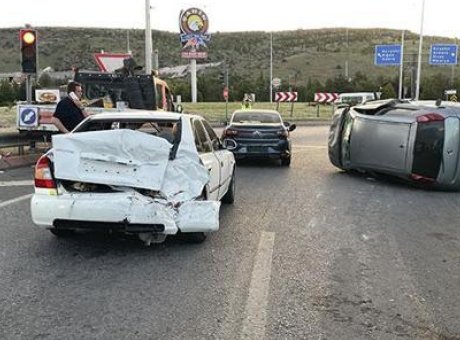 Kayseri’de Feci Kaza: 4 Ara&ccedil; Birbiriyle &Ccedil;arpıştı, Yaralılar Hastaneye Kaldırıldı
