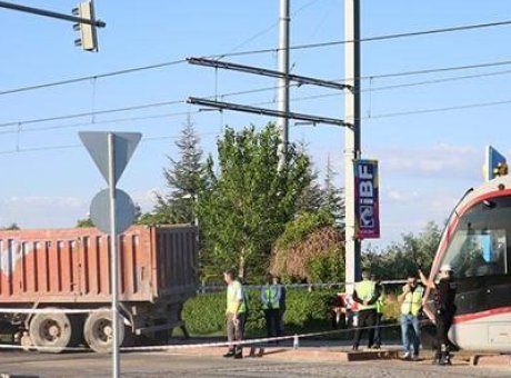 Kayseri’de Tramvay-Kamyon &Ccedil;arpışması: Yaralılar Hastaneye Kaldırıldı