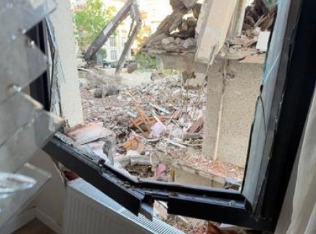 Kentsel D&ouml;n&uuml;ş&uuml;m Faciası: Dev Kolon Yeni Binayı Parampar&ccedil;a Etti!