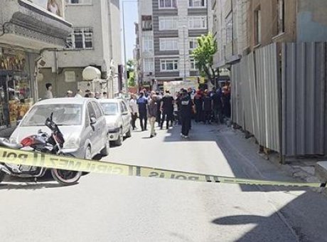 K&uuml;&ccedil;&uuml;k&ccedil;ekmece&rsquo;de Yıkım Anında Korkutan &Ccedil;&ouml;kme: 3 İş&ccedil;i Hastaneye Kaldırıldı