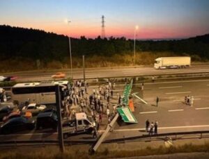 Kuzey Marmara Otoyolu’nda Şok Kaza: Hafriyat Kamyonu Tabelayı Devirip Trafiği Kilitledi