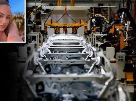 Otomotiv Fabrikasında Şok Kaza: Banttan İnen Ara&ccedil; İş&ccedil;ilerin Arasına Daldı!