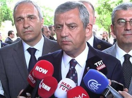 &Ouml;zg&uuml;r &Ouml;zel’den &Ccedil;arpıcı A&ccedil;ıklama: Olağan&uuml;st&uuml; Kurultay İ&ccedil;in İmzalar Toplanıyor!