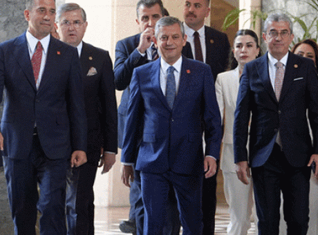 &Ouml;zg&uuml;r &Ouml;zel&rsquo;in Kulislerdeki Stratejisi: CHP’de Erken Kurultay mı Geliyor?