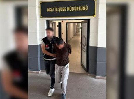 Polis S&uuml;s&uuml; Veren Dolandırıcı, 500 Gram Altınla Ka&ccedil;maya &Ccedil;alıştı