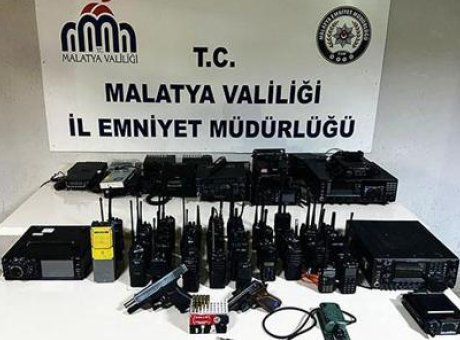 Sahte Polis &Ccedil;etesi &Ccedil;&ouml;kertildi: Telsizlerle Su&ccedil; İşleyen 6 Kişi Yakalandı