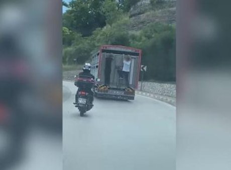 Seyir Halindeki Kamyona Tutunan Cesur Yolcular: Tehlikeli Anlar Kameralara Yansıdı