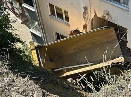 Sıradışı Kaza: 20 Metreden Apartmana D&uuml;şen Kamyon Şok Etti