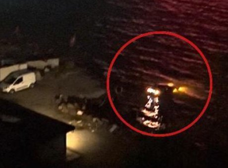 S&uuml;r&uuml;c&uuml; Fren Yerine Gaza Bastı: Otomobil Denize U&ccedil;tu, İhbarcı Şaşırttı!
