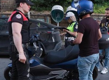 Yeni ehliyetini 4 g&uuml;n &ouml;nce alan s&uuml;r&uuml;c&uuml;ye alkoll&uuml; ara&ccedil; kullanmaktan ceza yağdı!