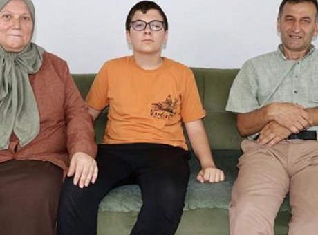 63 Yaşındaki Dede, Torunu İ&ccedil;in YKS’ye Girdi ve T&uuml;rkiye Birincisi Oldu!