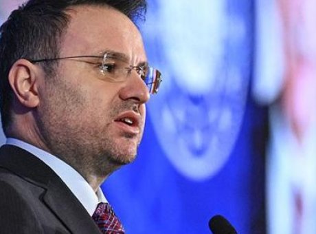 Adalet Bakanı G&uuml;rlek’ten &Ccedil;arpıcı A&ccedil;ıklama: Yardımlaşma Duygusuna Dikkat!
