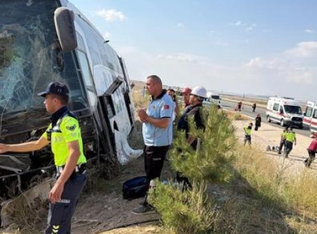 Aksaray&rsquo;da Feci Kaza: Yolcu Otob&uuml;s&uuml; Yoldan &Ccedil;ıkınca 44 Kişi Yaralandı