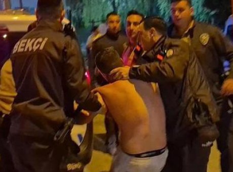 Alkoll&uuml; S&uuml;r&uuml;c&uuml; Kafasını Durağa Vurarak Kaos Yarattı: Olayın Ardındaki Ger&ccedil;ekler